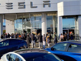 Cybertruck in coda presso uno showroom Tesla a Langley, BC (immagine: CyberNatural_BC/X)