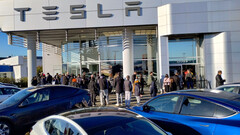 Cybertruck in coda presso uno showroom Tesla a Langley, BC (immagine: CyberNatural_BC/X)