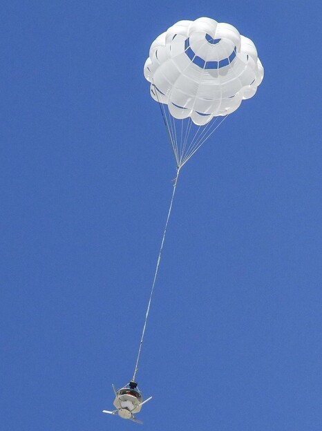 Il paracadute dispiegato, dotato di sensori per misurare la tensione sulla calotta (Fonte immagine: NASA e Christopher LC Clark; ritagliato)