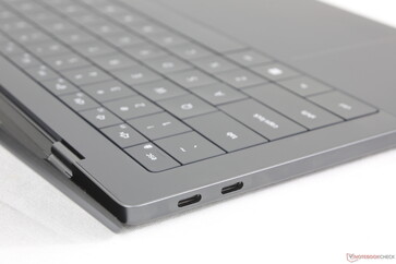 La rigidità della cerniera è solida e uniforme, ma l'angolo è limitato a un massimo di ~140 gradi