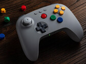 I colori dei pulsanti del controller Bluetooth 8BitDo 64 grigio corrispondono a quelli del controller Nintendo 64 originale