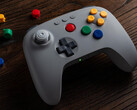 I colori dei pulsanti del controller Bluetooth 8BitDo 64 grigio corrispondono a quelli del controller Nintendo 64 originale