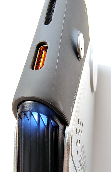 Porta USB-C nella parte superiore, vicino alla spia di stato.