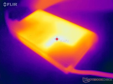 L'adattatore CA può raggiungere i 40 C quando si eseguono carichi impegnativi