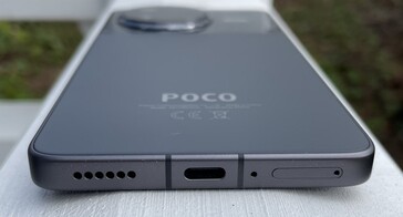 In basso: altoparlante, USB-C 2.0, microfono, dual-SIM (fonte immagine: Manuel Masiero)