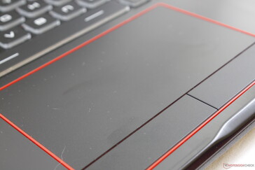 Il touchpad con bordi rossi è liscio, ma la reattività è inaffidabile.
