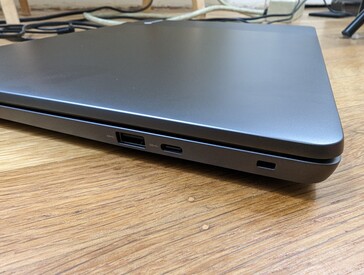 A destra: USB-A 3.2 Gen. 1, USB-C 3.2 Gen. 2 + DisplayPort + Power Delivery, slot Kensington