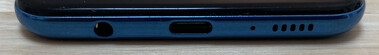 In basso: jack da 3.5 mm, USB Type-C, microfono, cassa