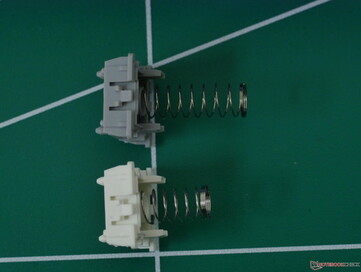 Wooting Lekker Tikken (in alto) vs Lekker L60 V2 (in basso) lunghezza della molla.