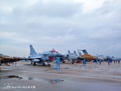 Ni Fei porta un'edizione speciale dell'Axon 40 Ultra a un airshow. (Fonte: Ni Fei via Weibo)