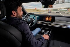 BMW consentirà ai conducenti di guardare video sullo schermo dell'infotainment mentre utilizzano le funzioni di guida autonoma di livello 3. (Fonte: BMW)