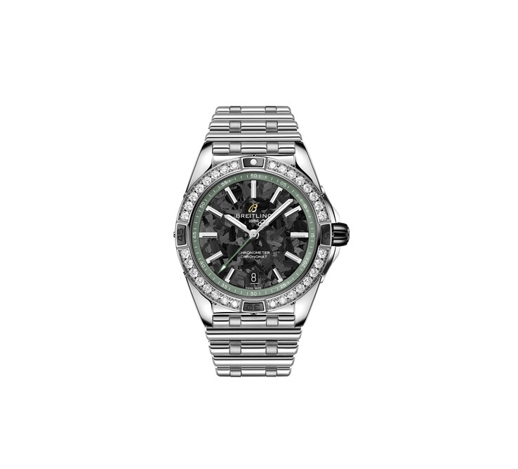 Il Breitling Super Chronomat Automatic 38 presenta una cassa in acciaio inossidabile da 38 mm, un quadrante in fibra di carbonio, una lunetta con diamanti incastonati e dettagli verdi ispirati all'Aston Martin Valhalla.