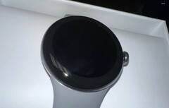 Il Pixel Watch ha una lunetta molto più spessa di quanto suggeriscano i rendering di marketing. (Fonte: u/Suckmyn00dle)