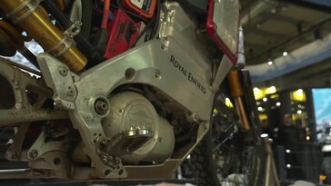 L'abbondanza di parti in alluminio sul banco di prova della Himalayan è forse indicativa del risparmio di peso e delle intenzioni di prototipazione rapida. (Fonte immagine: Royal Enfield su YouTube)