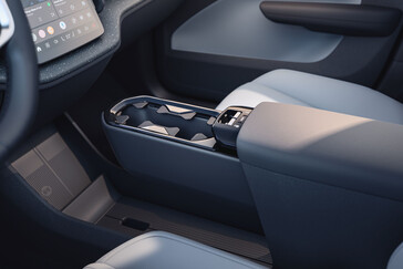 L'EX30 di Volvo è dotata di interni ben arredati, tra cui un pad per la ricarica wireless del telefono nella console centrale. (Fonte: Volvo)