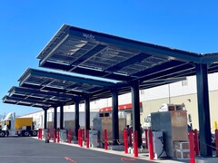 Il sistema di ricarica EV off-grid di Trinity Structures comprende pannelli solari, batterie di accumulo e stazioni di ricarica. (Fonte: Trinity Structures)