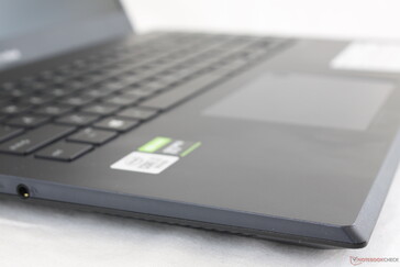Tastiera in plastica liscia e cover in contrasto con il metallo ZenBook
