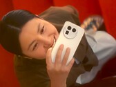 La Realme GT 8 Pro presenta lunghezze focali di 28 mm e 40 mm simili alle classiche fotocamere Ricoh GR e offre un obiettivo antiriflesso. (Fonte immagine: Realme, modificato)