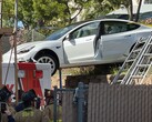 L'accelerazione della Model 3 che l'ha fatta finire sopra un'ambulanza è stata giudicata un incidente di pedale (immagine: SDFD)