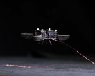 Il robot simile a un'ape in volo (Fonte immagine: David von Blohn/CNN; screenshot ritagliato)