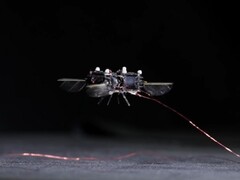 Il robot simile a un&#039;ape in volo (Fonte immagine: David von Blohn/CNN; screenshot ritagliato)