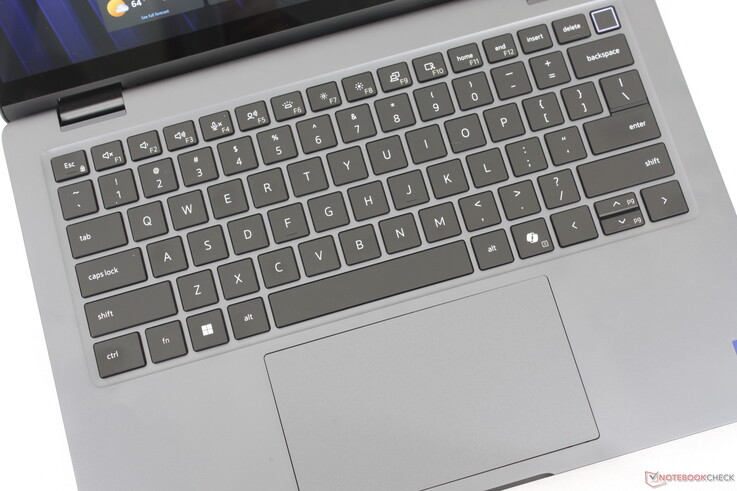 I tasti sono leggermente più grandi e offrono un feedback più nitido rispetto a quelli del precedente Latitude 7450 2-in-1. Clickpad da 12,5 x 7,2 cm