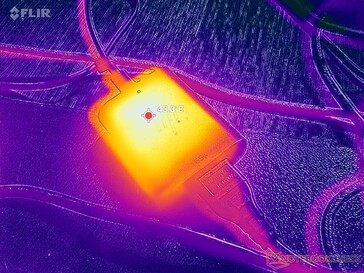 L'adattatore CA raggiunge oltre 43 C quando si utilizzano carichi impegnativi