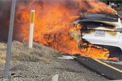 La Tesla Model Y di un uomo ha preso fuoco su un&#039;autostrada della California e Tesla sembra avergli dato il benservito mentre cercava risposte. (Fonte: Bishal Malla su Twitter)