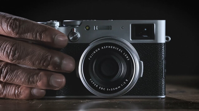 La Fujifilm X100V entra facilmente nella tasca di una giacca, ma non compromette la potenza o l'usabilità. (Fonte: Fujifilm)