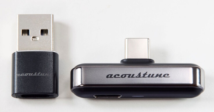 Un adattatore da USB-C a USB-A viene fornito con il trasmettitore Bluetooth Acoustune ATX001.