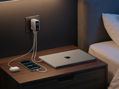 Il nuovo caricabatterie di Anker (100W, 3 porte, Smart Display) (nella foto) è ora disponibile in argento negli Stati Uniti. (Fonte: Anker)