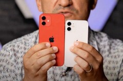 L'iPhone 12 mini ha già ricevuto un hands-on da uno YouTuber. (Fonte: George Buhnici)