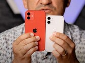 L'iPhone 12 mini ha già ricevuto un hands-on da uno YouTuber. (Fonte: George Buhnici)