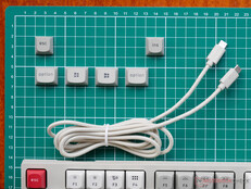 Tastiere extra per gli utenti di macOS e Windows e un lungo cavo intrecciato USB C-to-C.