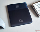 La Powerbank Baseus Blade 2 ha un involucro piatto con una struttura in metallo. (Immagine: Notebookcheck)