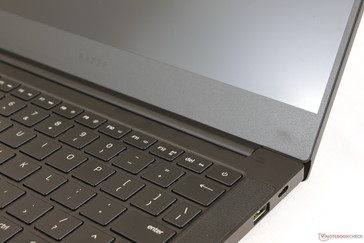 Tasto di accensione angolato come molti laptop Asus. Non c'è il lettore d'impronte