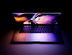 Si prevede che il MacBook Pro sarà presto dotato di un display OLED in tandem. (Fonte: Daniel Korpai)
