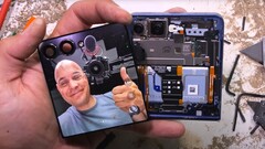 Un teardown di Galaxy Z Flip 7 dimostra che il telefono flip di Samsung è tutt'altro che resistente alla polvere. (Fonte: JerryRigEverything)