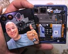 Un teardown di Galaxy Z Flip 7 dimostra che il telefono flip di Samsung è tutt'altro che resistente alla polvere. (Fonte: JerryRigEverything)