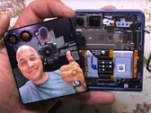 Un teardown di Galaxy Z Flip 7 dimostra che il telefono flip di Samsung è tutt'altro che resistente alla polvere. (Fonte: JerryRigEverything)