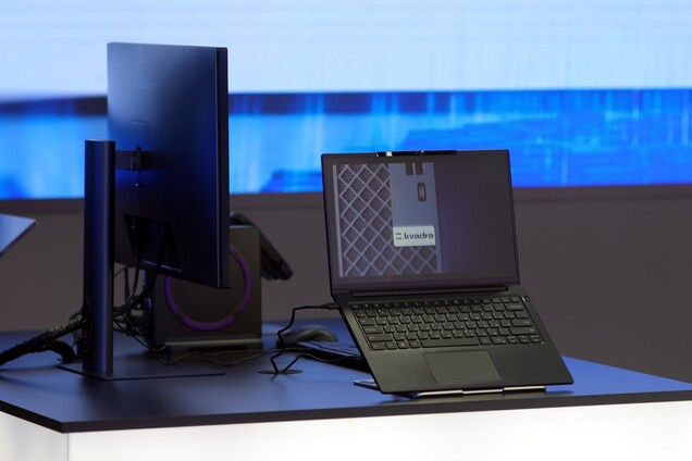 L'ultrabook Kvadra NAU LP14 è raffigurato con la docking station e un monitor esterno.