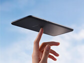 Il Tango 2S pesa circa 147 grammi. Nella foto: un'immagine promozionale che mette in risalto il design leggero dell'e-reader