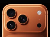 Primo piano del modulo fotocamera di iPhone 17 Pro che mostra il nuovo posizionamento del flash. (Fonte immagine: Apple)