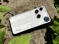 Il Nothing Phone (3), certificato IP68, ha un telaio in alluminio ed è protetto da Gorilla Glass 7i (display) e Gorilla Glass Victus (retro). (Fonte: Notebookcheck)