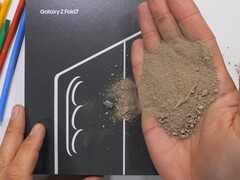 Il Samsung Galaxy Z Fold 7 è l&#039;ultimo telefono a subire i test di durata di JerryRigEverything. (Fonte: JerryRigEverything su YouTube)