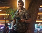 Jason di GTA 6 raffigurato mentre tiene in mano uno smartphone