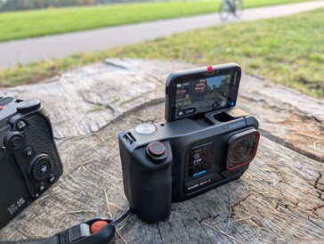 Il display di Insta360 Ace Pro 2 è ideale per i selfie (qui mostrato con l'impugnatura)