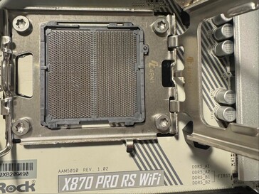 Presa della scheda madre ASRock X870 Pro RS Wifi con qualche scolorimento. (Fonte immagine: I_fliu su Reddit)