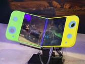 Flex Gaming sfoggia un design innovativo che consente ai joystick di passare attraverso lo chassis per ridurre al minimo lo spessore complessivo. (Fonte: Notebookcheck)