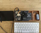 Bento utilizza un paio di occhiali con display, che prelevano il video tramite un dongle riposto nella custodia. Nella foto - i componenti di uno Steam deck riadattato all'interno di una tastiera. (Fonte immagine: r/SteamDeckModded su Reddit)